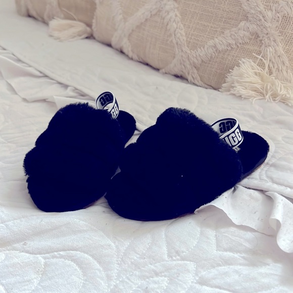 New T fluff Ugg Slides - Picture 1 of 3